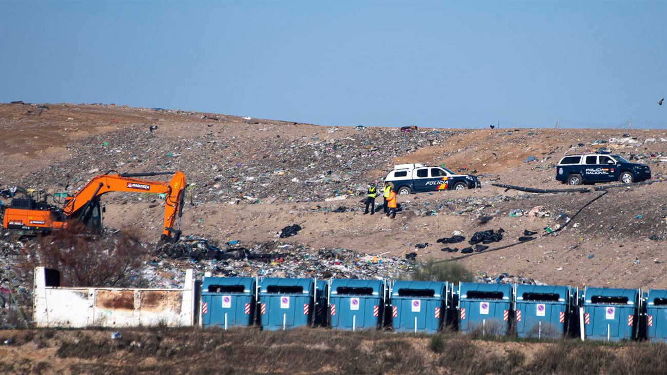 Un helicóptero  y otra retroexcavadora se suman a la búsqueda del pequeño Angel en el vertedero de Toledo