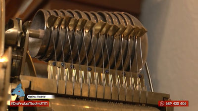 El reloj de la Puerta del Sol: estos son los encargados de ponerlo a punto para Nochevieja