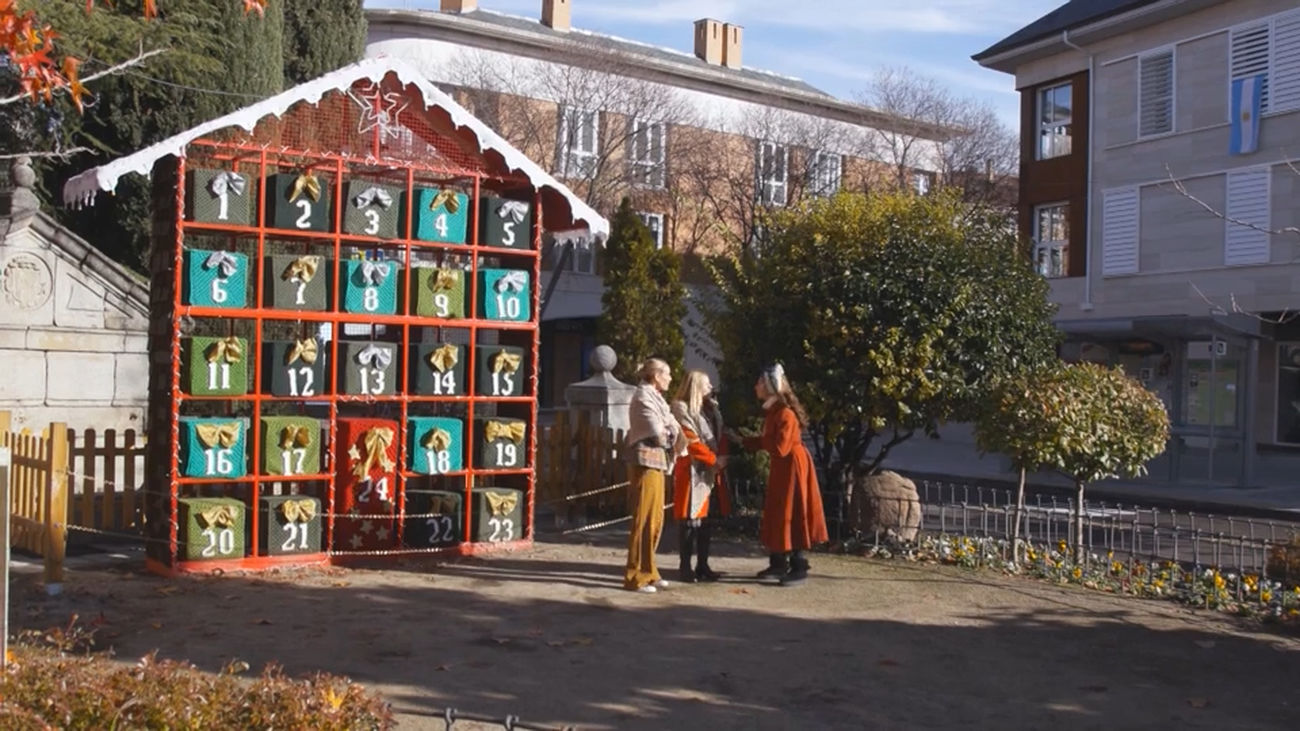 Un árbol de Navidad y un calendario de Adviento hechos a ganchillo, la costura apasiona en Torrelodones