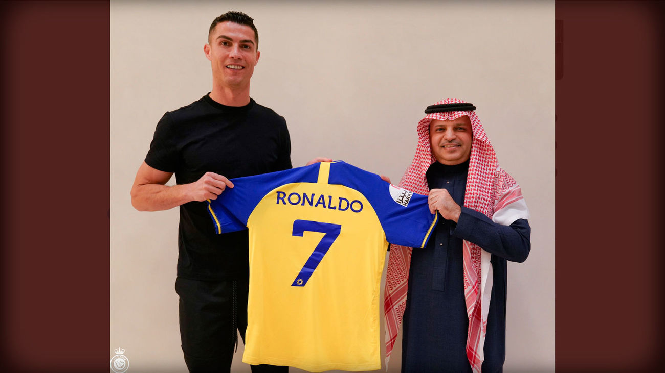 Cristiano Ronaldo posa con su nueva camiseta, la del Al Nassr de Arabia Saudí