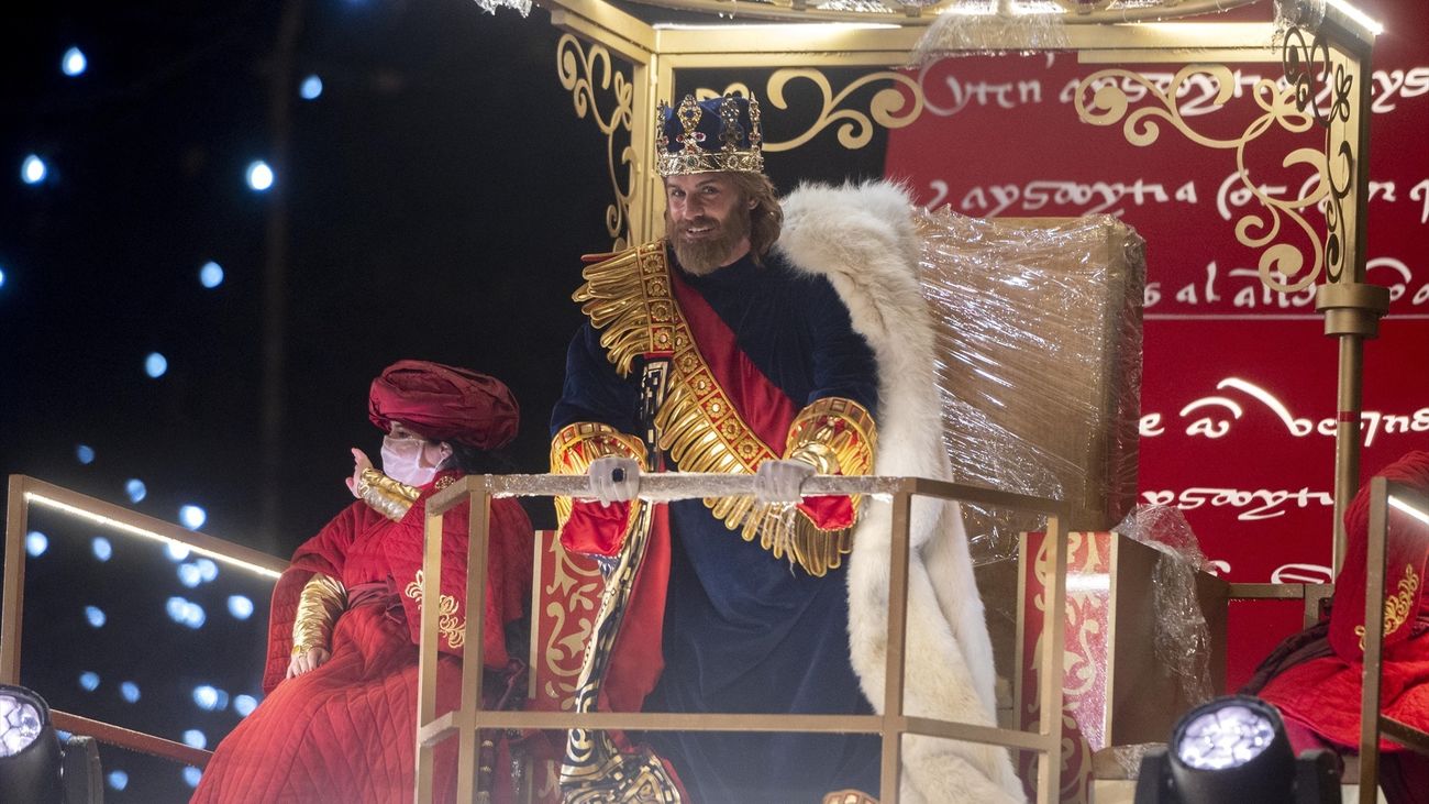 El Rey mago Gaspar en la cabalgata de Reyes 2022, a 5 de enero de 2022, en Madrid (España)