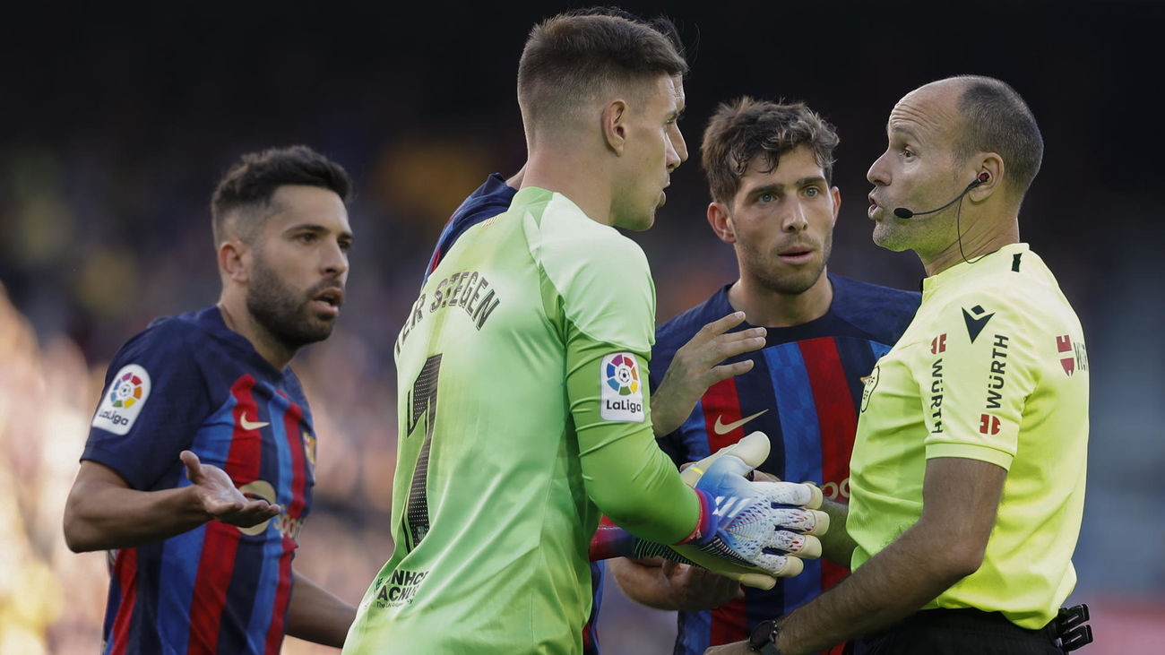 Los jugadores del Barcelona protestan la expulsión de su compañero Jordi Alba durante el derbi ante el Espanyol