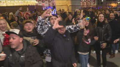 Cientos de personas ya han despedido al 2022 en la Puerta del Sol con las 'preuvas'