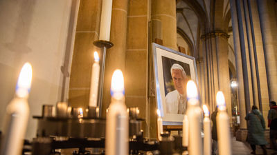 Así fue el pontificado de Benedicto XVI, el Papa que revolucionó la Iglesia católica con su renuncia