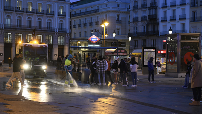 El Ayuntamiento de Madrid recoge 11.500 kilos de residuos en Sol tras las campanadas