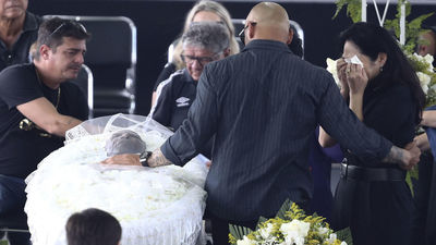 Homenaje póstumo a Pelé, miles de brasileños lloran a su 'rey' en el velatorio