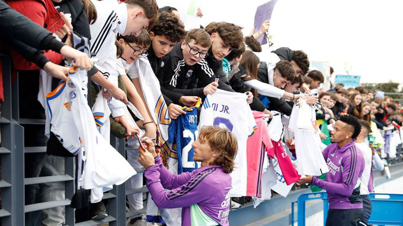 Kroos desea "más días" de puertas abiertas; Valverde, una hora firmando