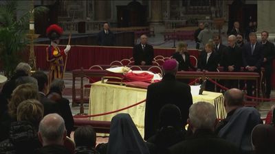 Miles de personas despiden a Benedicto XVI en la Basílica de San Pedro del Vaticano