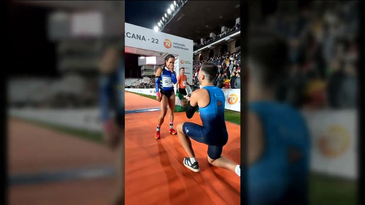 Un corredor pide matrimonio a su pareja tras cruzar la meta...