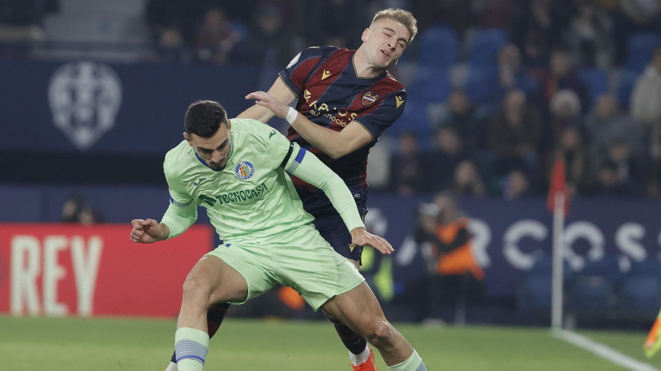 Alejandro Cantero disputa un balón con Carles Aleñá, en el Levante-Getafe de Copa del Rey