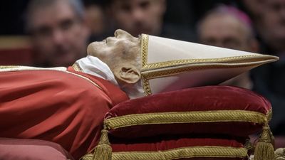 135.000 personas acuden a la capilla ardiente de Benedicto XVI en los dos primeros días de velatorio