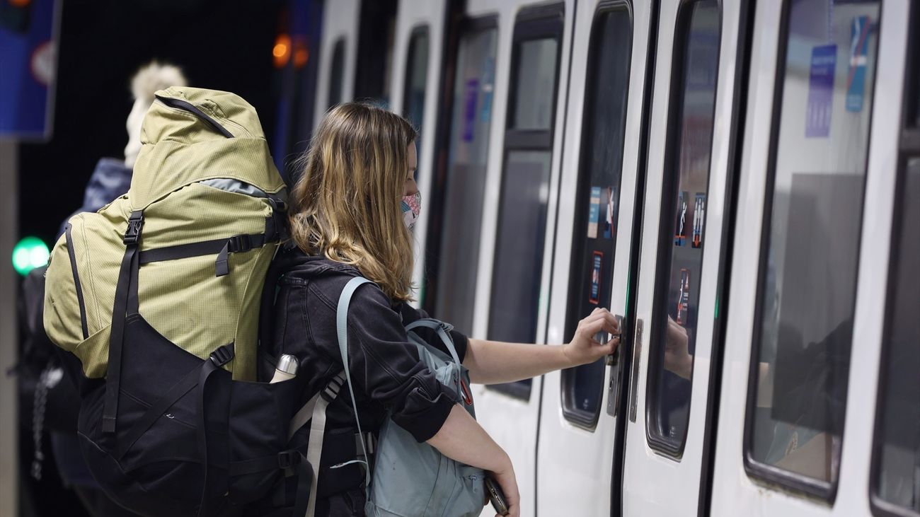 Mujer accediendo a un vagón de Metro de Madrid