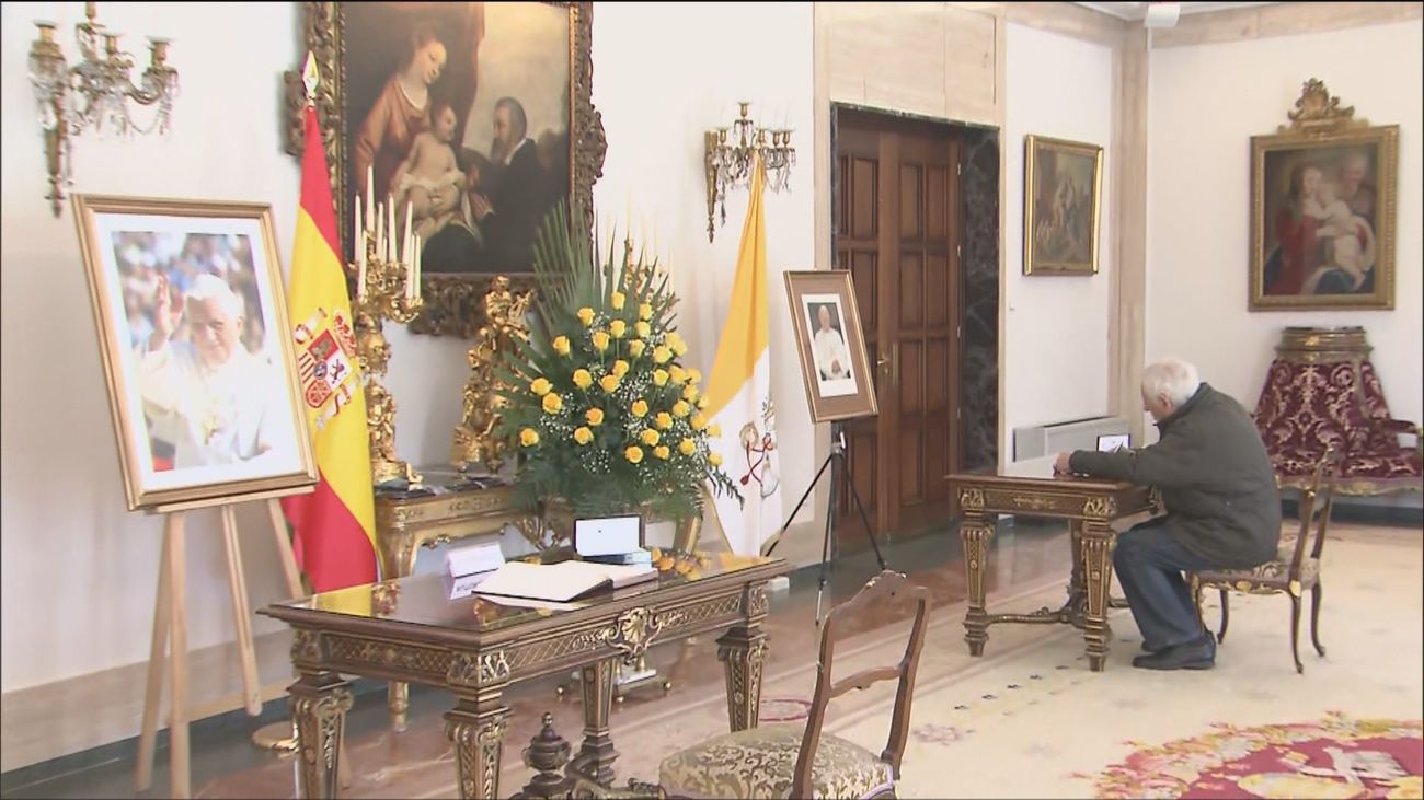 Aluvión de condolencias en la Nunciatura Apostólica de Madrid por la muerte de Benedicto XVI