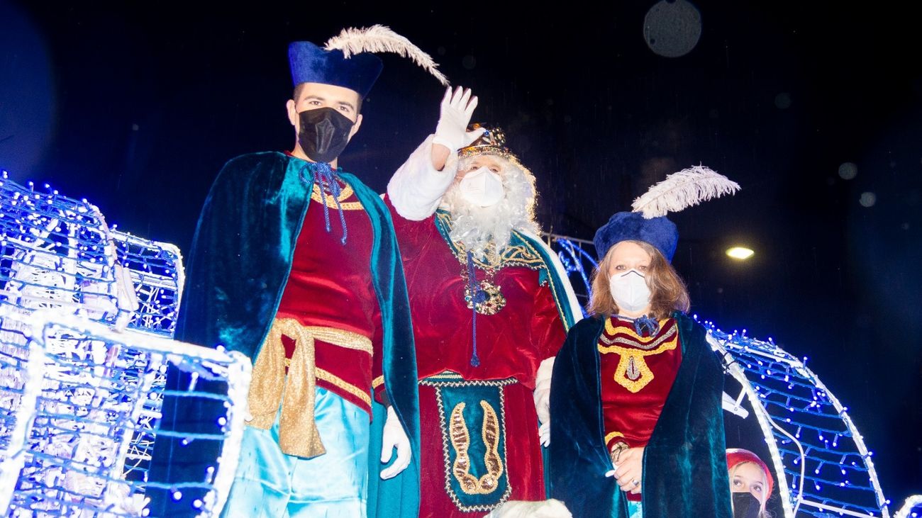 Carrozas, un autobús descapotable y 5.000 kilos de caramelos en la Cabalgata de Alcalá