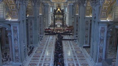Miles de fieles apuran las últimas horas para despedirse de Benedicto XVI en la Basílica de San Pedro