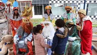 Los Reyes Magos de Fundación Madrina repartirán este jueves  juguetes a niños de las 'colas del hambre'