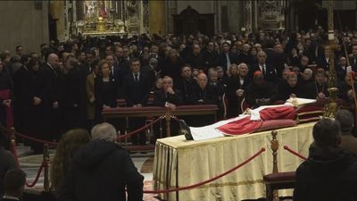 Doña Sofía y el ministro Bolaños visitan la capilla ardiente de Benedicto XVI