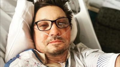 El actor Jeremy Renner, desde el hospital tras su accidente: "Estoy hecho un desastre"