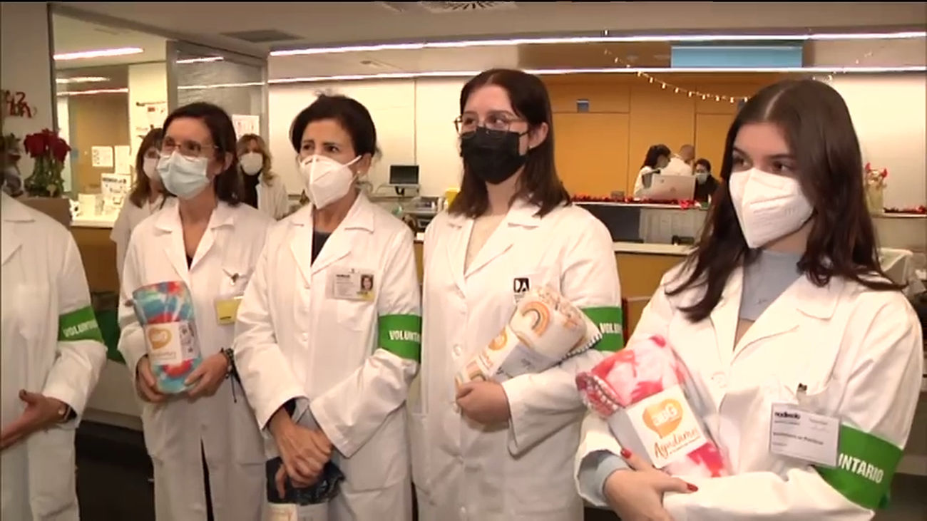 'Ningún mayor sin regalos': una asociación lleva regalos y cariño a mayores ingresados en Madrid