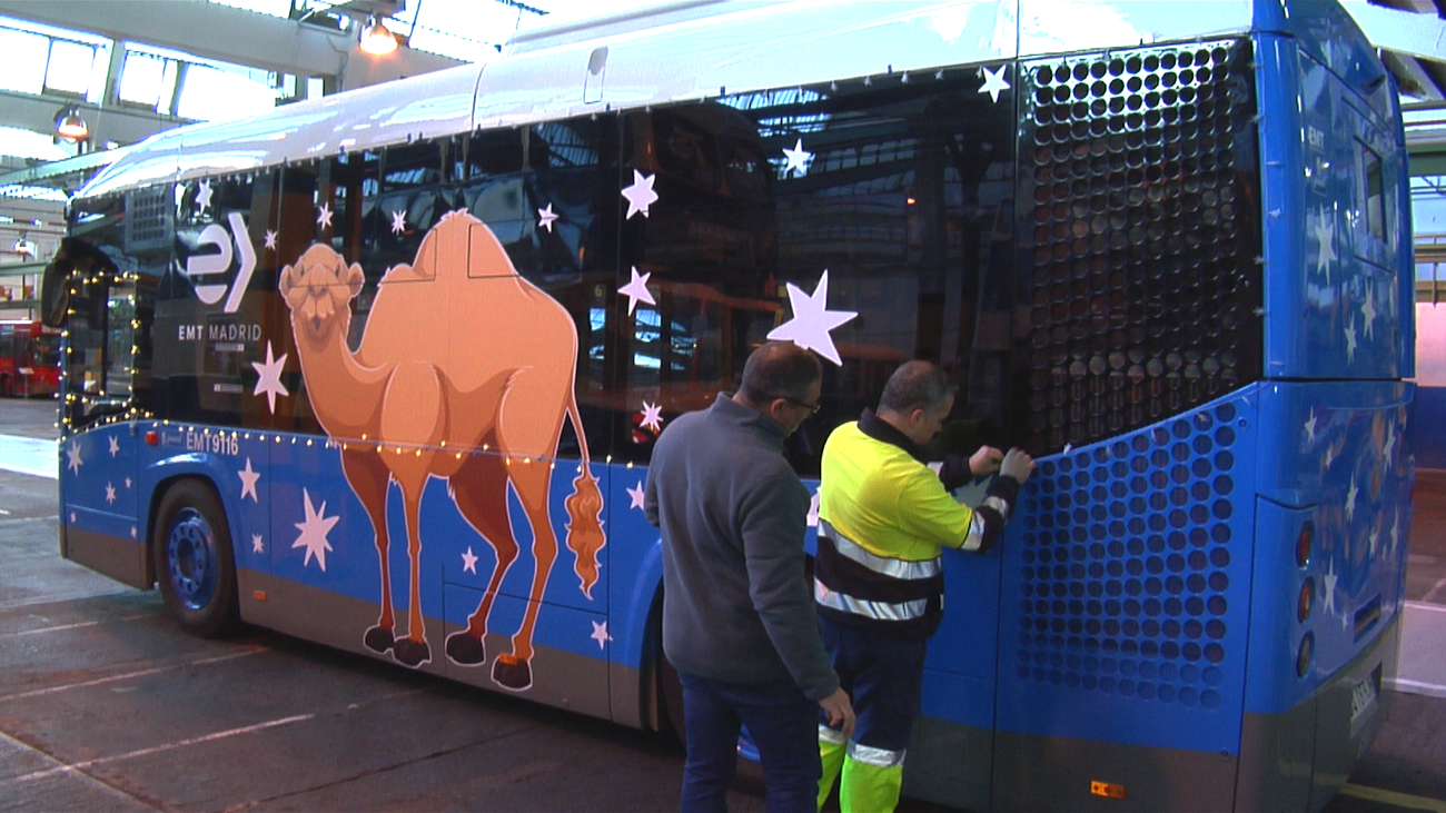 Los autobuses de la EMT, listos para partir en la cabalgata de los Reyes Magos