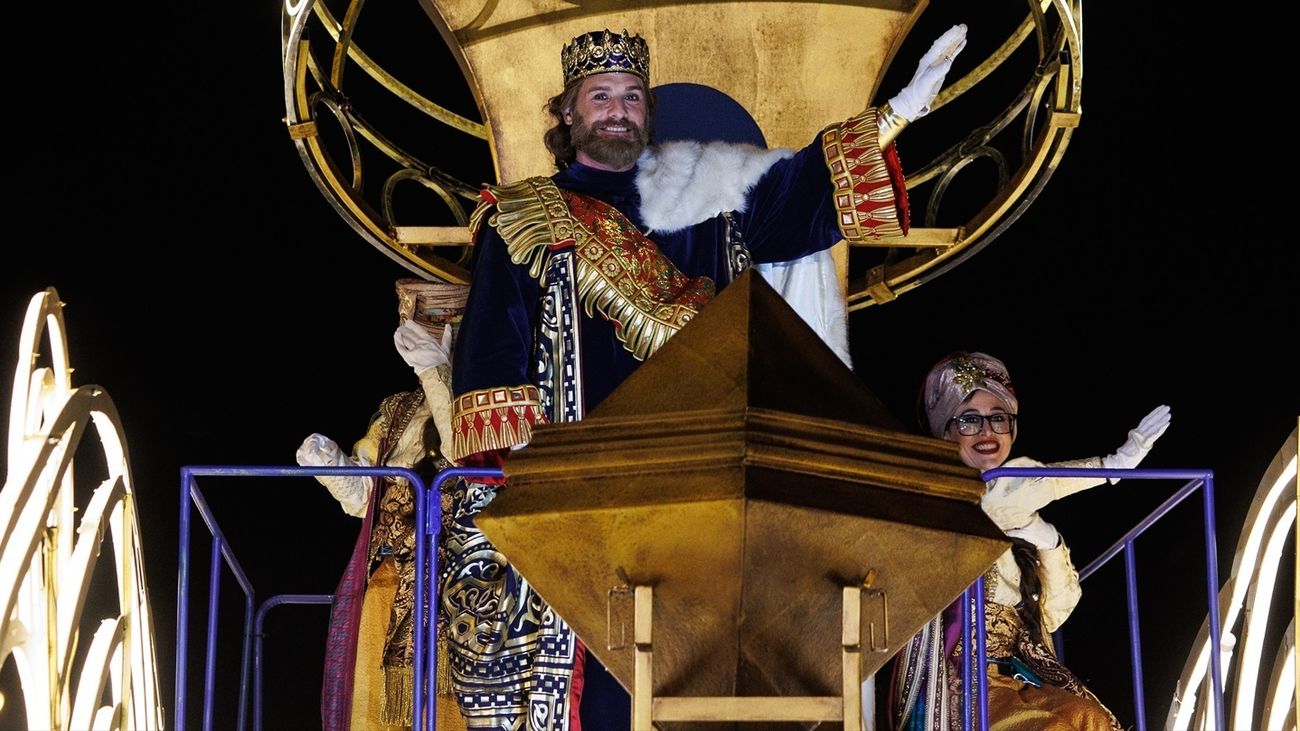 El Rey Mago Gaspar en su carroza durante la cabalgata de Reyes 2023 de Madrid
