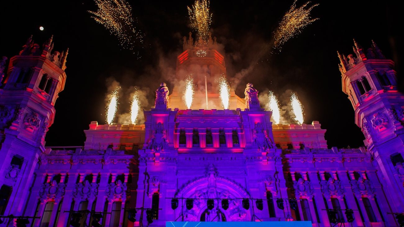 Fuegos artificiales al finalizar la cabalgata de Reyes 2023 de Madrid