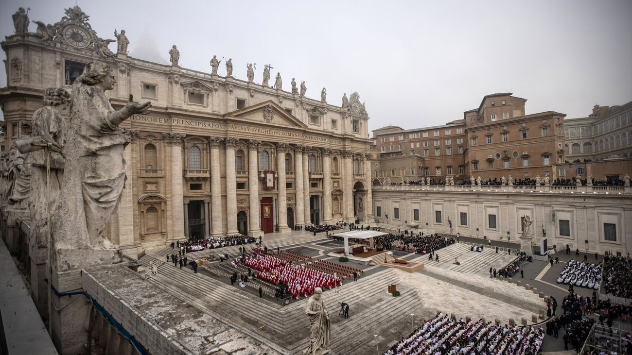 La plaza de San Pedro acoge el funeral de Benedicto XVI presidido por Francisco