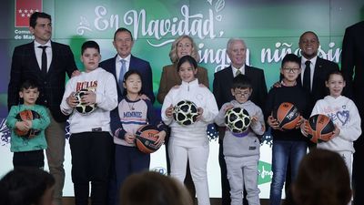 La Fundación Real Madrid entrega regalos a menores tutelados por la Comunidad