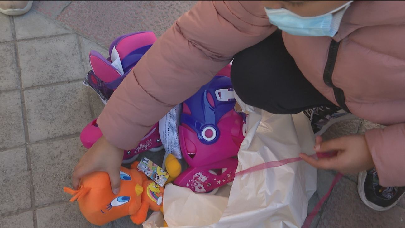 Regalos solidarios de los Reyes Magos para los niños de las 'colas del hambre'