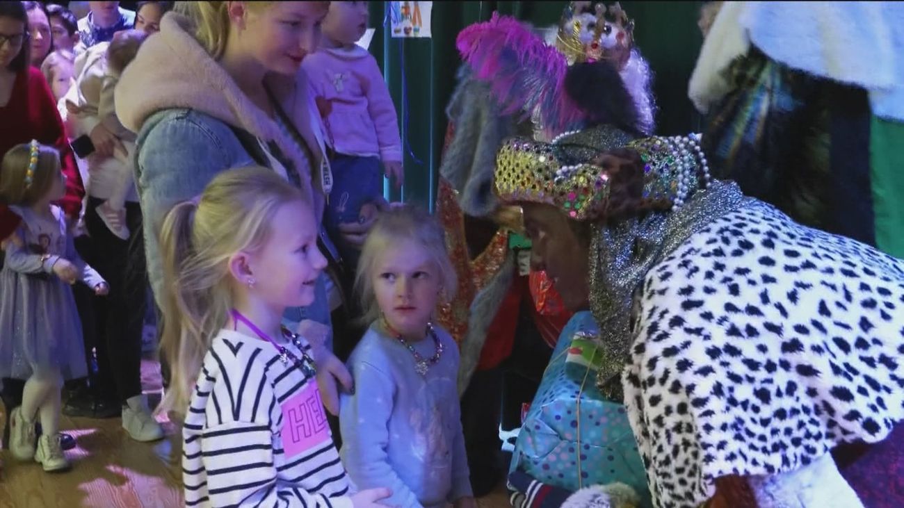 Niños ucranianos recuperan la ilusión con los regalos de los Reyes