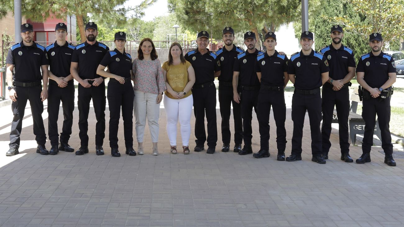 La alcaldesa de Getafe posa con los nuevos policías locales