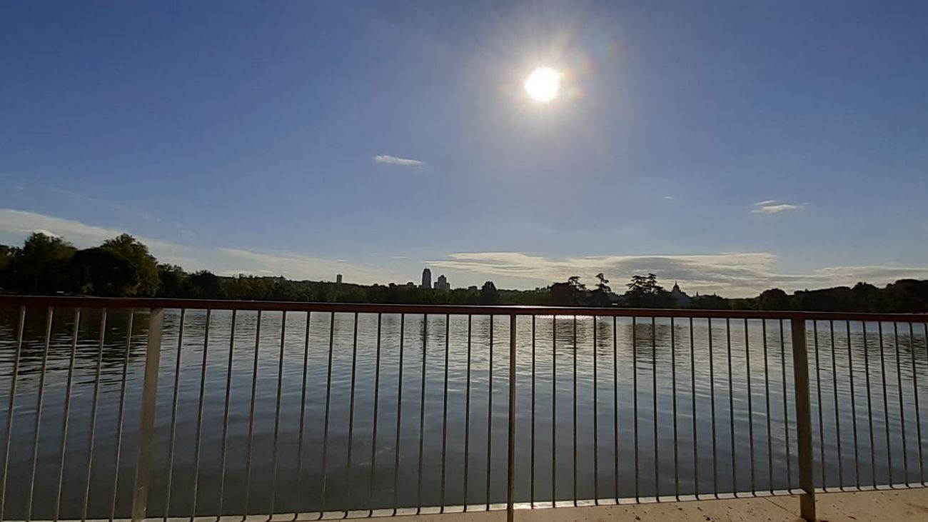 Cielo espejado sobre el lago de la Casa de Campo de Madrid