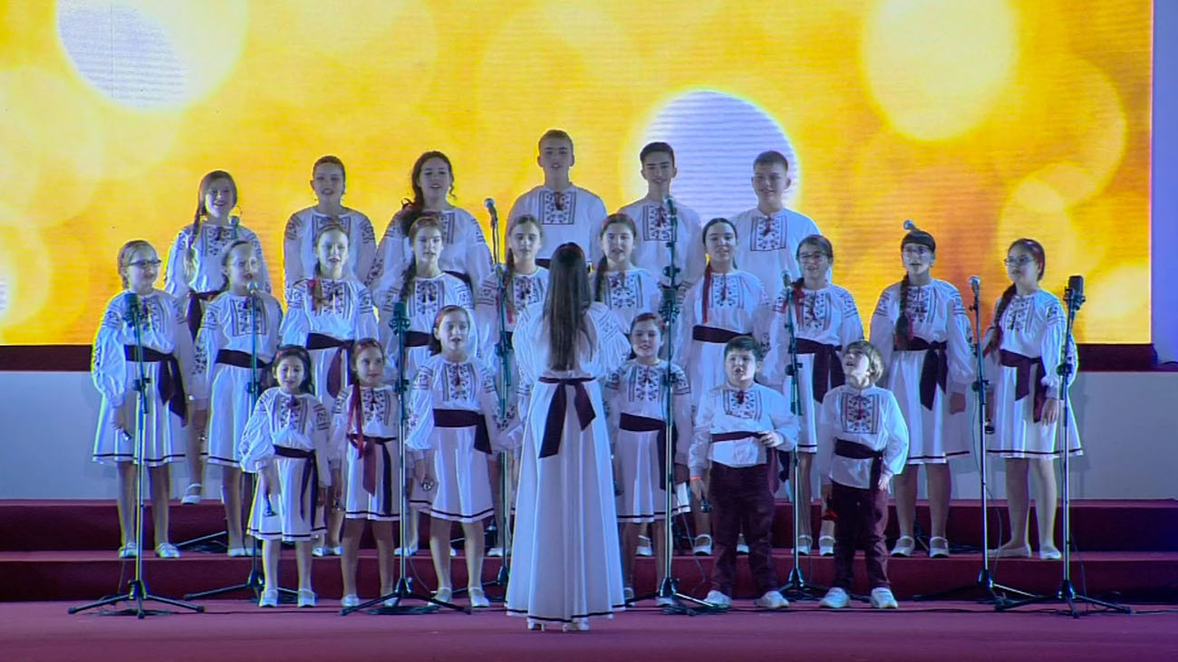 Un coro de niños ucranianos anuncia el nacimiento en la Cabalgata de Reyes