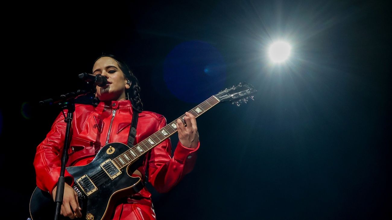 Rosalía durante un concierto