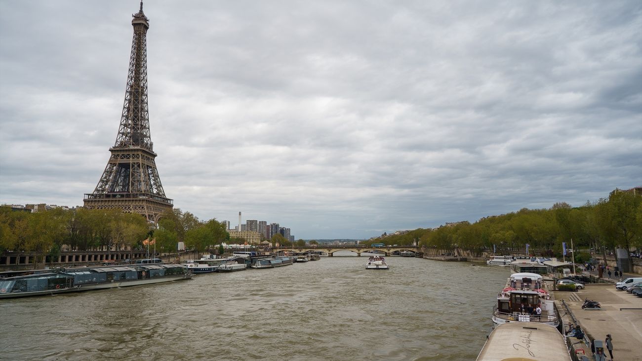 Vista general del río Sena a su paso por la Torre Eiffel, en París