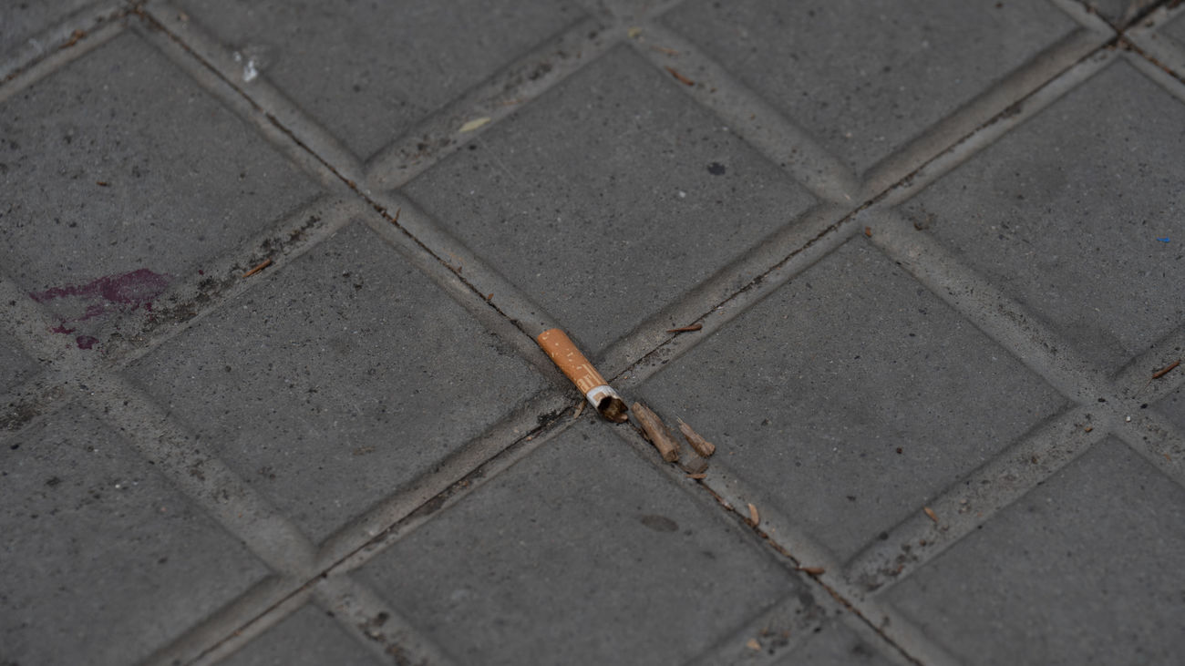 La industria tabaquera tendrá que pagar la gestión de las colillas que se tiran en España