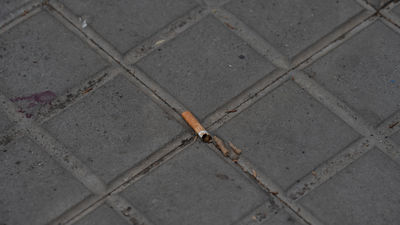 La industria tabaquera tendrá que pagar la gestión de las colillas que se tiran en España