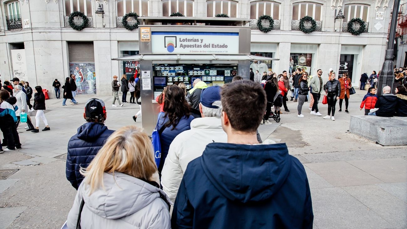 Colas en la Puerta del Sol para comprar lotería del Sorteo de El Niño