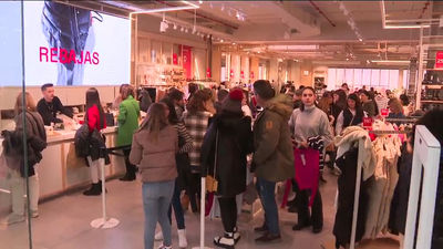 Día de rebajas en Madrid con los centros comerciales abarrotados