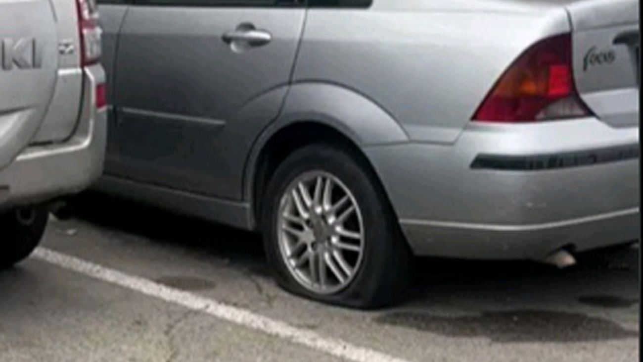 Decenas de vehículos con las ruedas pinchadas en una avenida de Getafe