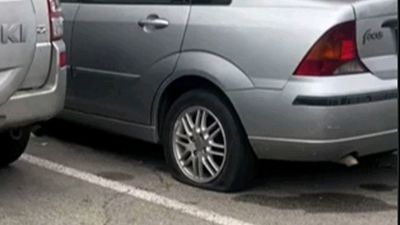 Decenas de vehículos con las ruedas pinchadas en una avenida de Getafe