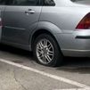 Decenas de vehículos con las ruedas pinchadas en una avenida de Getafe