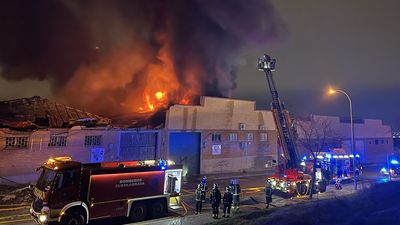Gran incendio en una nave de repostería en Fuenlabrada