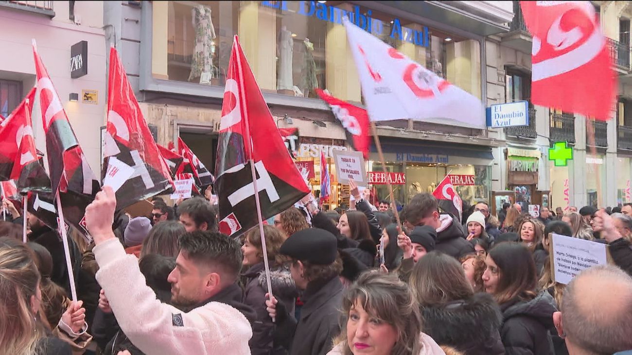 Trabajadores de Zara, Bershka, Lefties y Oysho protestan en la calle Preciados pidiendo mejoras laborales