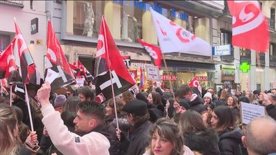 Trabajadores de Zara, Bershka, Lefties y Oysho protestan en la calle Preciados pidiendo mejoras laborales
