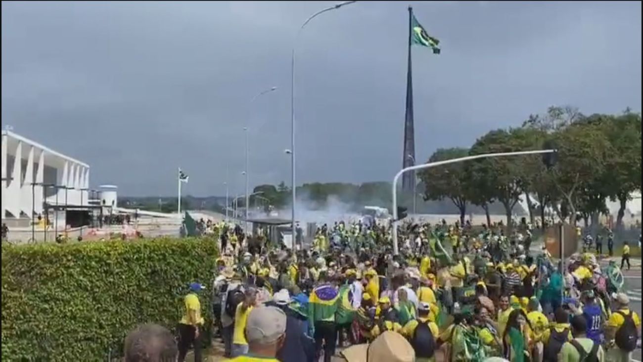 Centenares de seguidores de Bolsonaro invaden los edificios de los tres poderes de Brasil