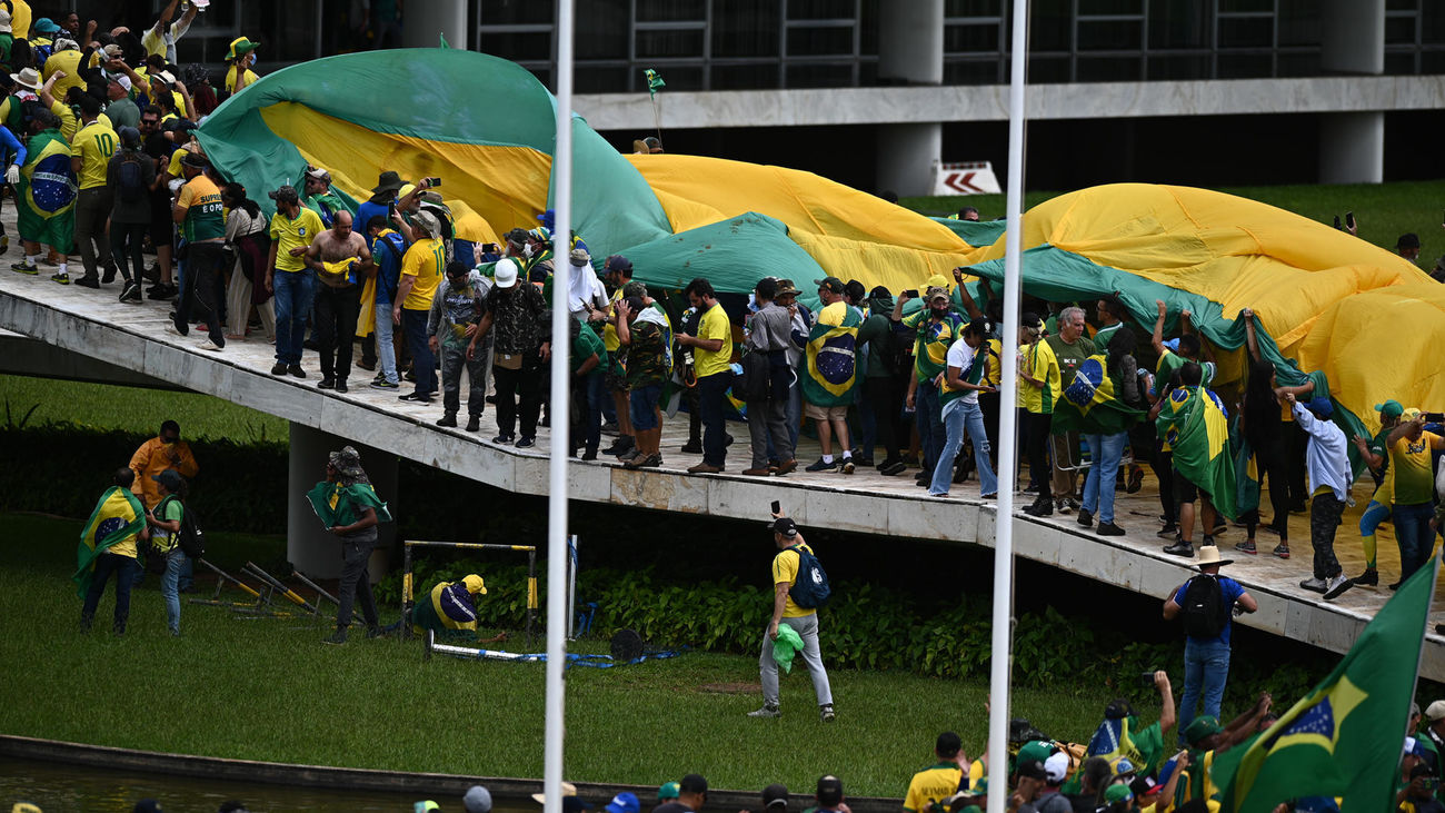 Manifestantes contra los resultados electorales y el gobierno del recién posesionado presidente Lula da Silva invaden el Congreso Nacional, el Supremo Tribunal Federal y el Palacio del Planalto, sede de la Presidencia de la República