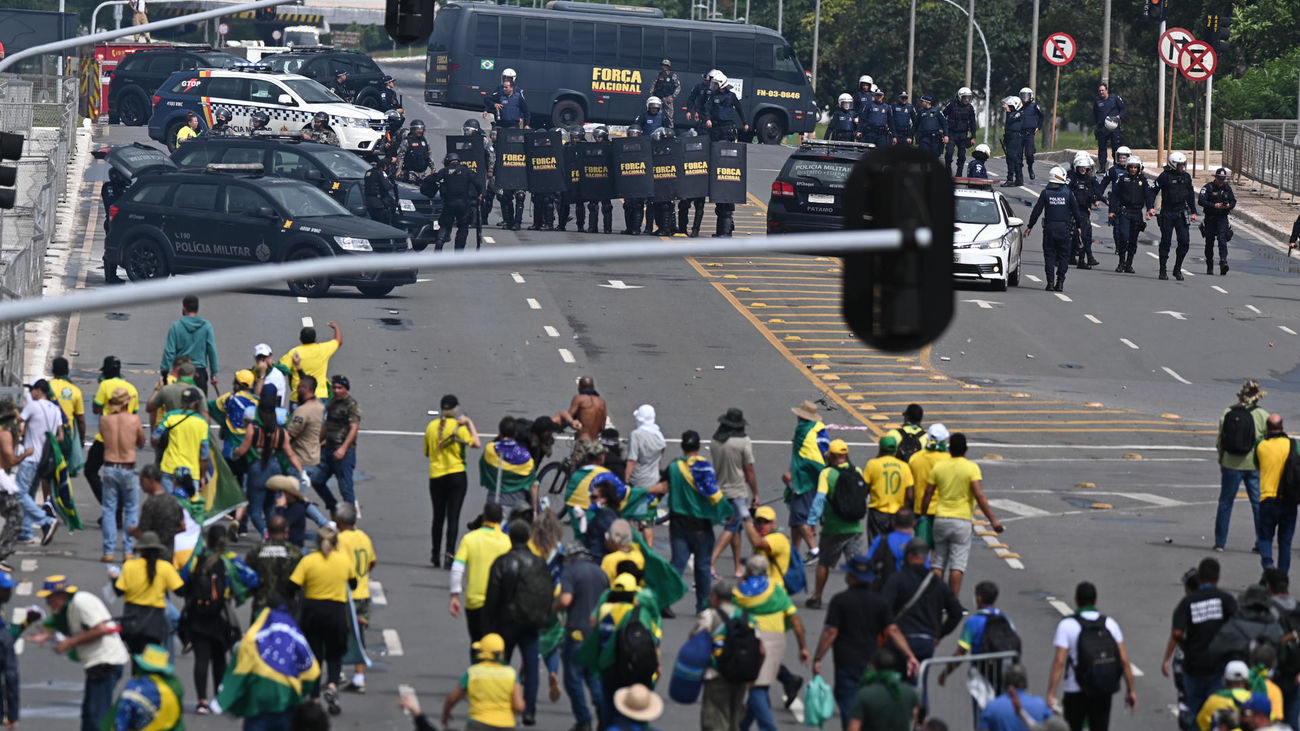 Enfrentamiento de seguidores de Bolsonaro contra la Policía brasileña