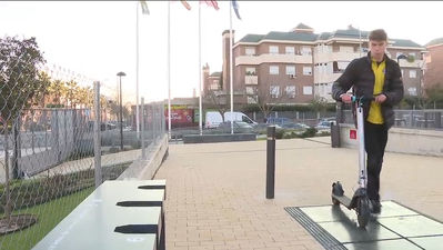 Boadilla instala placas solares para recargar los patinetes eléctricos