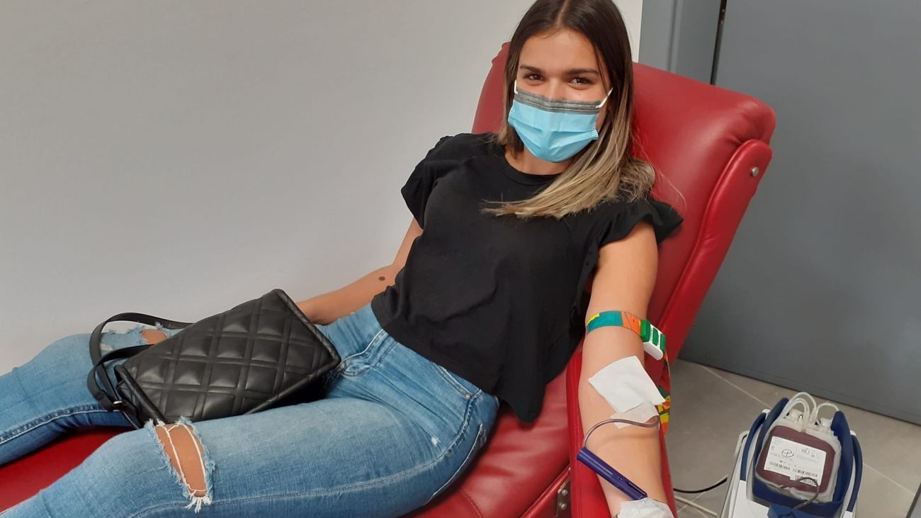 Una joven dona sangre